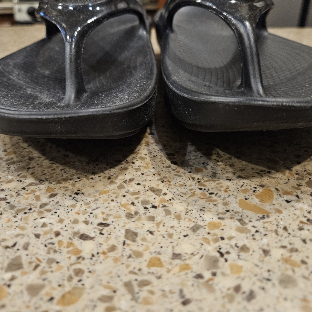 OOFOS SZ 8 OOLALA Black Sandal Thong Comfort Support Absorbs Impact - Picture 4 of 9